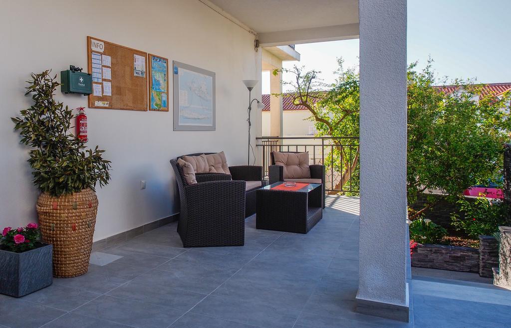 Apartments Viskovic ฮวาร์ ภายนอก รูปภาพ